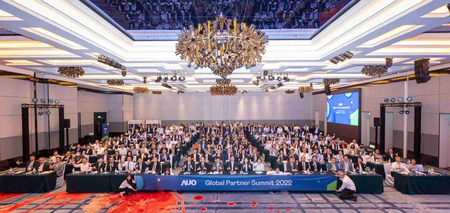 友達推動「安心、、、、創新、、、、用心、、、、同心、、、盡心」五星職旅，，，，為菲籍員工打造全方位照護，，，首度贏得「人權實踐與發展領袖獎」殊榮