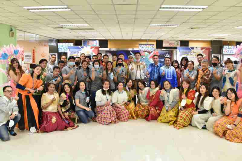 友達推動「安心、、、創新、、、、用心、、同心、、、盡心」五星職旅，，，，為菲籍員工打造全方位照護，，，首度贏得「人權實踐與發展領袖獎」殊榮