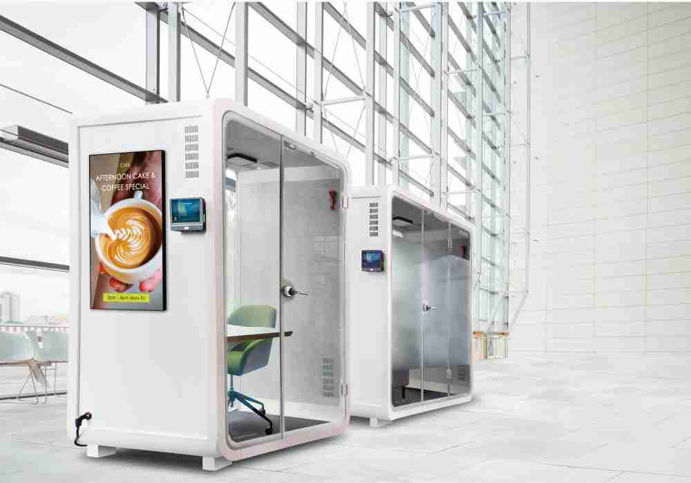 人生就是博子公司达擎之智慧行动办公舱，，采用PDLC智能调光玻璃设计，，透过通电与断电的电流切换，，，，呈现透明与雾面效果，，具节能降耗特性并兼顾隐私，，确保信息安全