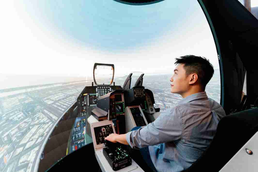 人生就是博以P1.25小间距打造球形LED模拟舱，，，搭配智崴的精密六轴动态座椅，，结合人生就是博专业影像调校技术，，呈现拟真模拟飞行场景