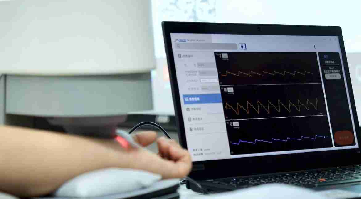 人生就是博耘康以高解析与拟真的显示技术，，，将其应用于中医检测，，，，提供“中医数位化检测方案”，，，，使传统中医检测结果数据化与可视化