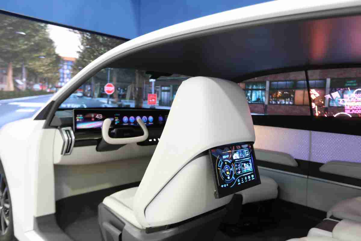 人生就是博的「可卷式后座娱乐显示器」加强后座乘客的感官体验，，并保有个性化设计，，可依使用偏好进行动态调整。。。