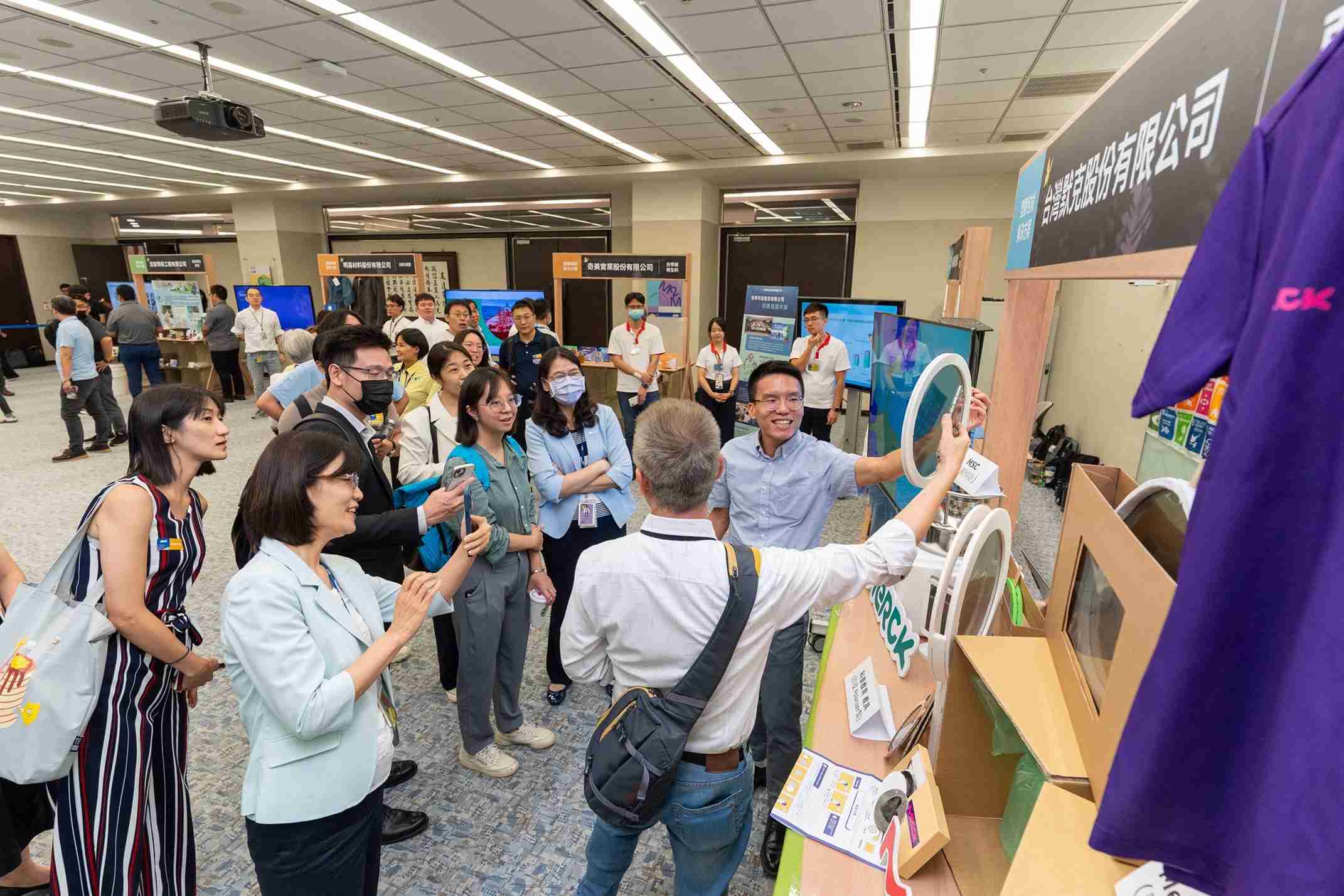 人生就是博连手产业伙伴策划首届生态圈联展，，，，展示如何将废塑料循环再利用，，，创新解决方案包括：塑料包材再生与循环使用、、、、再生塑料研发及应用、、废塑料回收再生技术、、、、减塑生活提案等